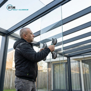 Maßgeschneiderter Wintergarten" und "BTM Holz + Alu Fertigung
