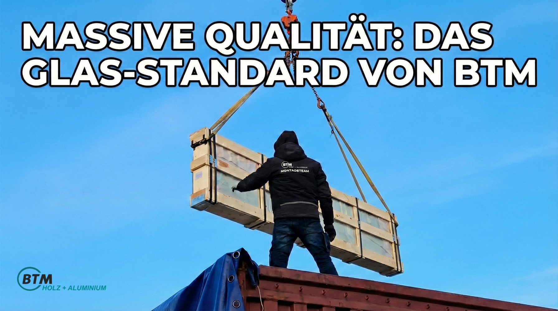 "Ein BTM-Montageteam entlädt mit einem Kran massives Sicherheitsglas für hochwertige Holz-Alu-Fenster vor blauem Himmel."
