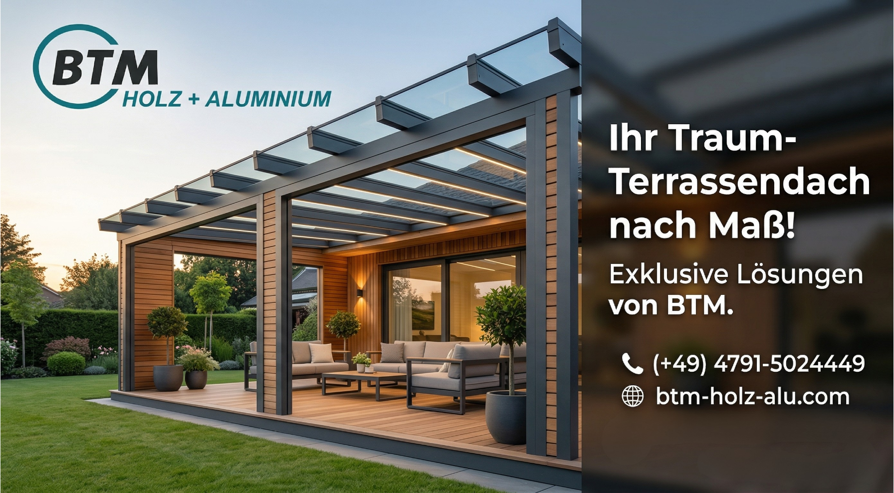 Eine maßgeschneiderte Terrassenüberdachung und ein Wintergarten von BTM Holz & Aluminium aus Osterholz-Scharmbeck. Die Konstruktion aus anthrazitfarbenem Aluminium und Holzverkleidung verfügt über ein integriertes Glasdach, einen modernen Lounge-Bereich mit Gartenmöbeln, einen Außenkamin und das BTM-Logo.