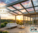 Moderne luxuriöse Dachterrasse bei Sonnenuntergang mit einer hochwertigen Aluminium-Glas-Überdachung von BTM. Das Bild zeigt eine weiße Lounge-Garnitur, integrierte LED-Beleuchtung im Rahmen und den Slogan „ALUMINIUM: ÄSTHETIK & GENERATIONEN“. Im Hintergrund ist eine idyllische Naturlandschaft zu sehen, unten rechts platziert ist das BTM Holz + Aluminium Logo.